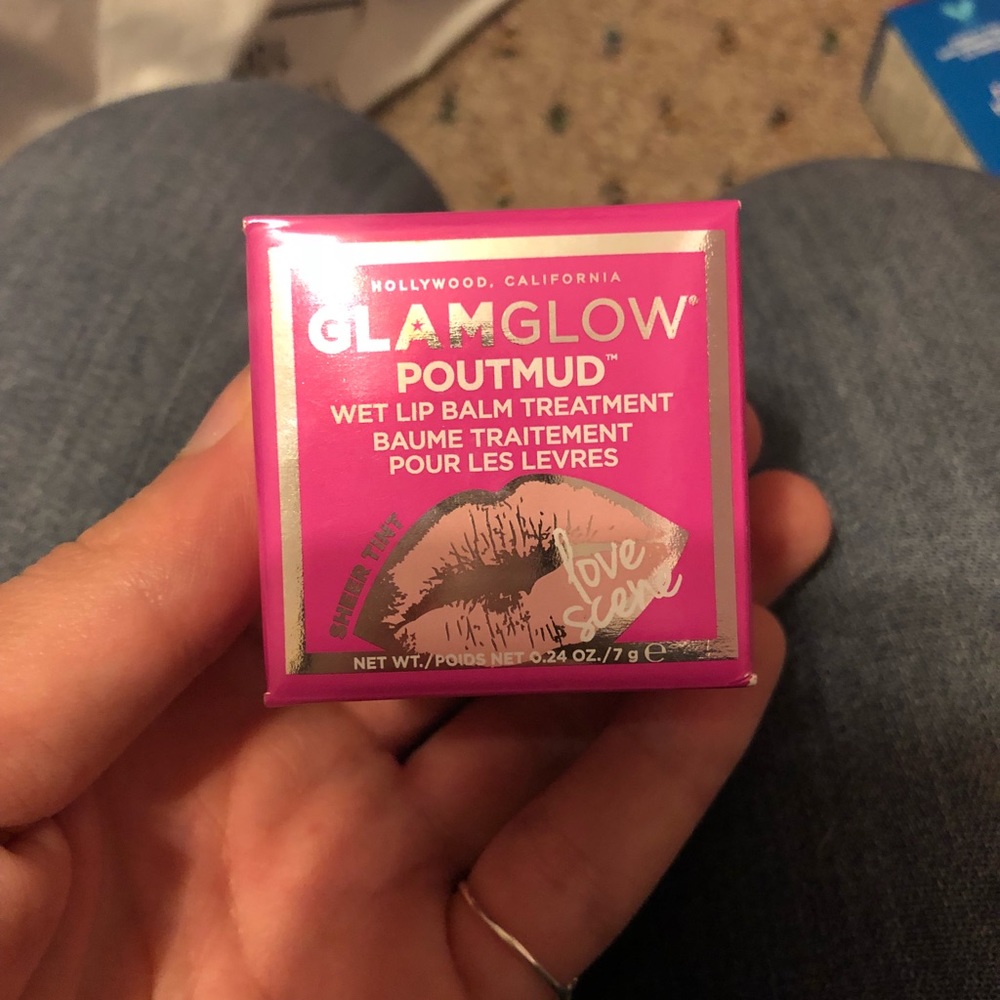 Glam glow pout mud in love scene